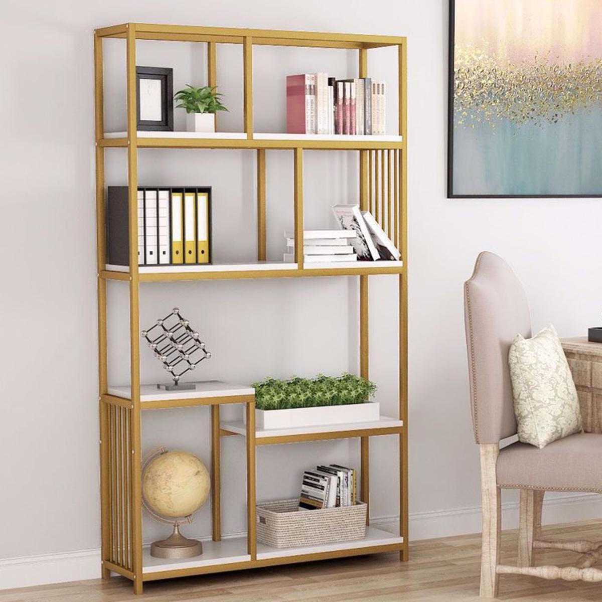 Built-in shelving wall